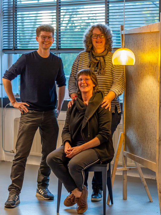 Groepsfoto tijdens Dutch Design Week 2022 met Bastiaan Luijk, Mariëtte Wolbert en Frida van der Poel
