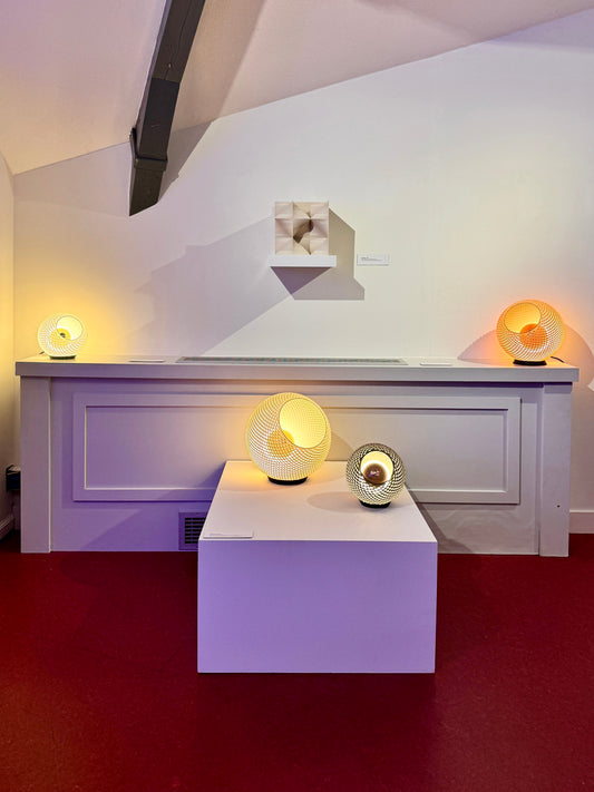Tentoonstelling in het Gorcums museum van Baguio tafellampen in verschillende kleuren en materialen en abstracte kubus, ontworpen en 3d-geprint door Studio BL - Bastiaan Luijk