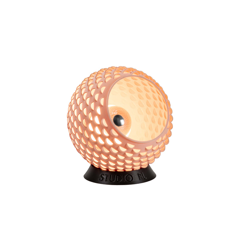 Baguio tafellamp in oud roze, 14 cm, schuin vooraanzicht, brandend met warm licht
