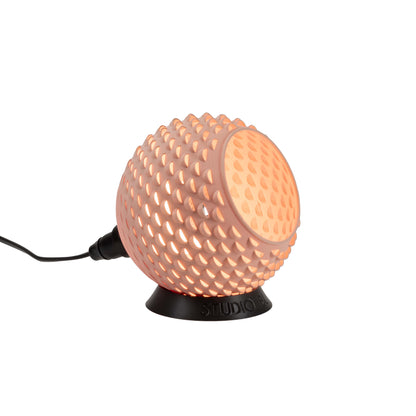 Baguio tafellamp in oud roze, 14 cm, schuin zijaanzicht, brandend met warm licht