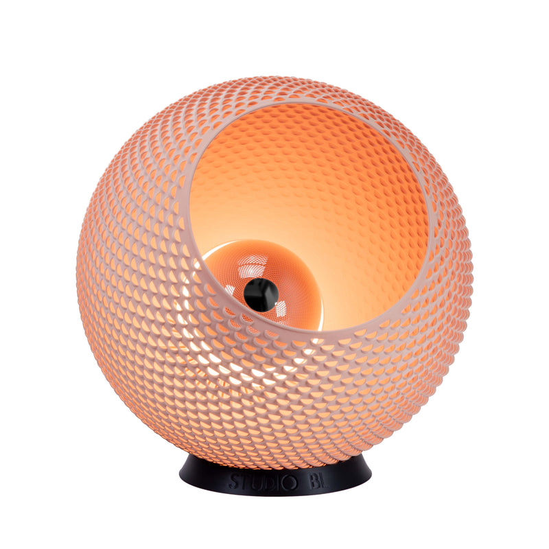 Baguio tafellamp in oud roze, 35 cm, schuin vooraanzicht, brandend met warm licht