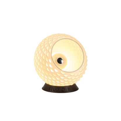 Baguio tafellamp in ecru, 14 cm, schuin vooraanzicht, brandend met warm licht