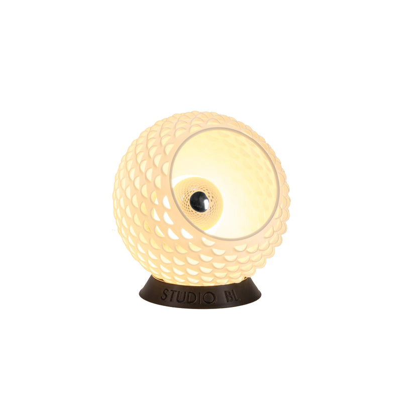 Baguio tafellamp in ecru, 14 cm, schuin vooraanzicht, brandend met warm licht