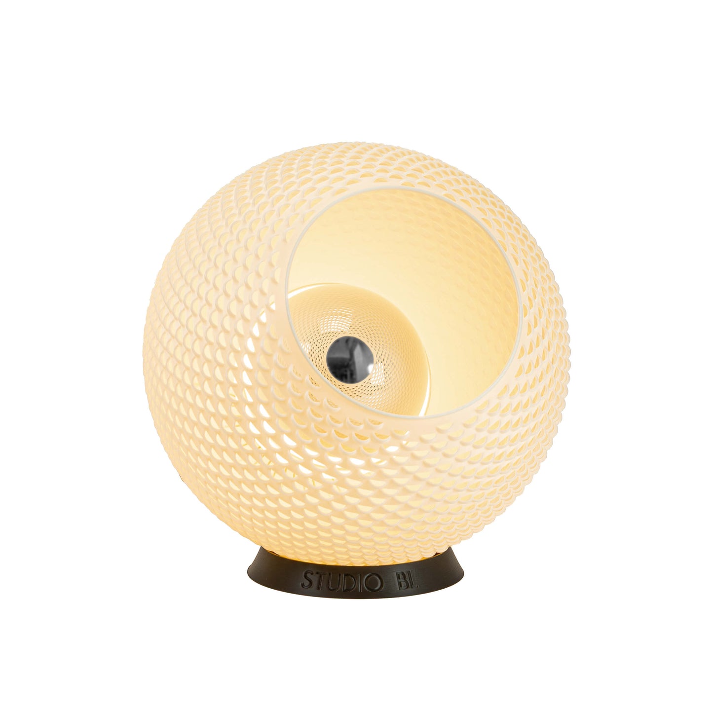 Baguio tafellamp in ecru, 28 cm, schuin vooraanzicht, brandend met warm licht
