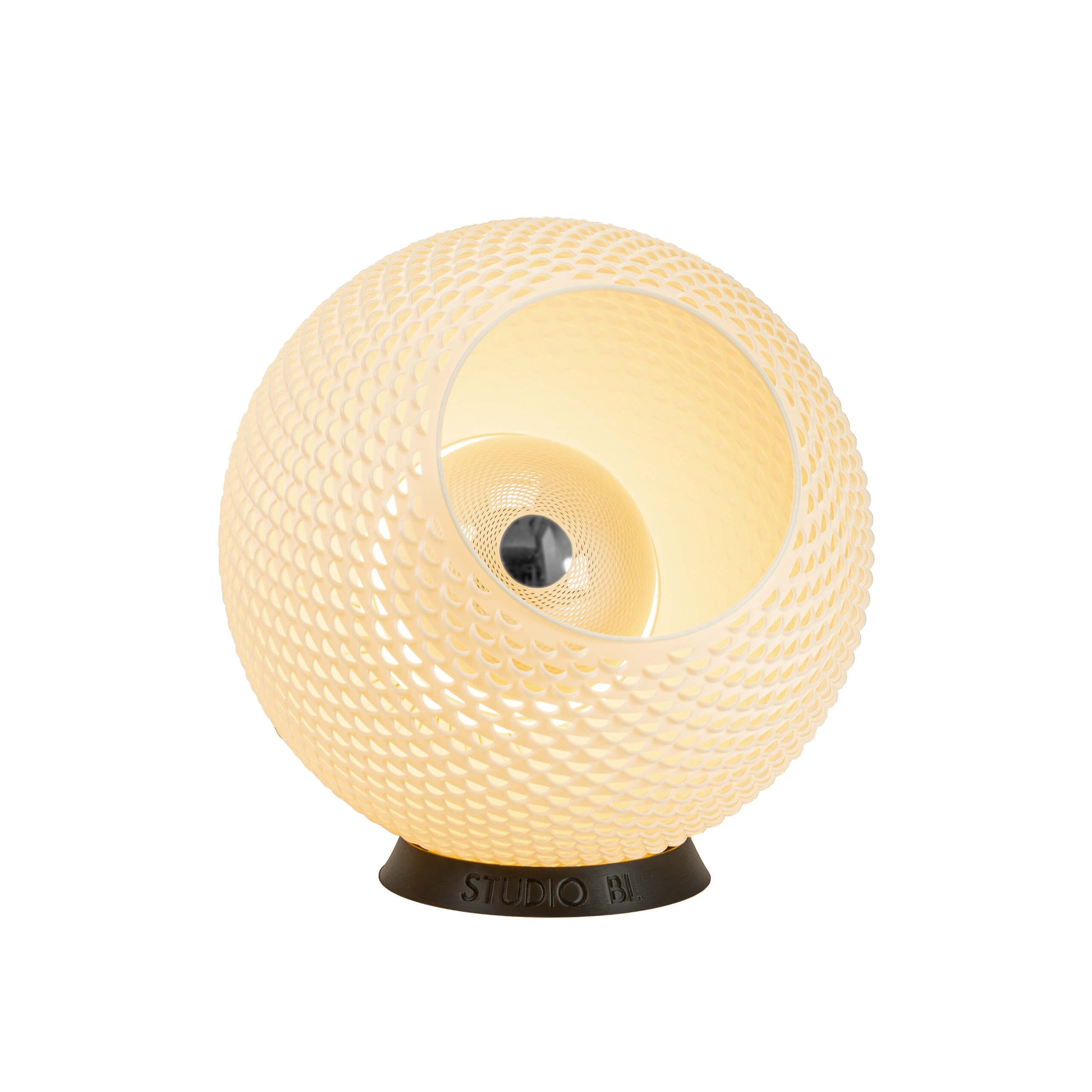 Baguio tafellamp in ecru, 28 cm, schuin vooraanzicht, brandend met warm licht