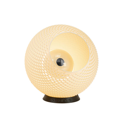 Baguio tafellamp in ecru, 28 cm, schuin vooraanzicht, brandend met warm licht