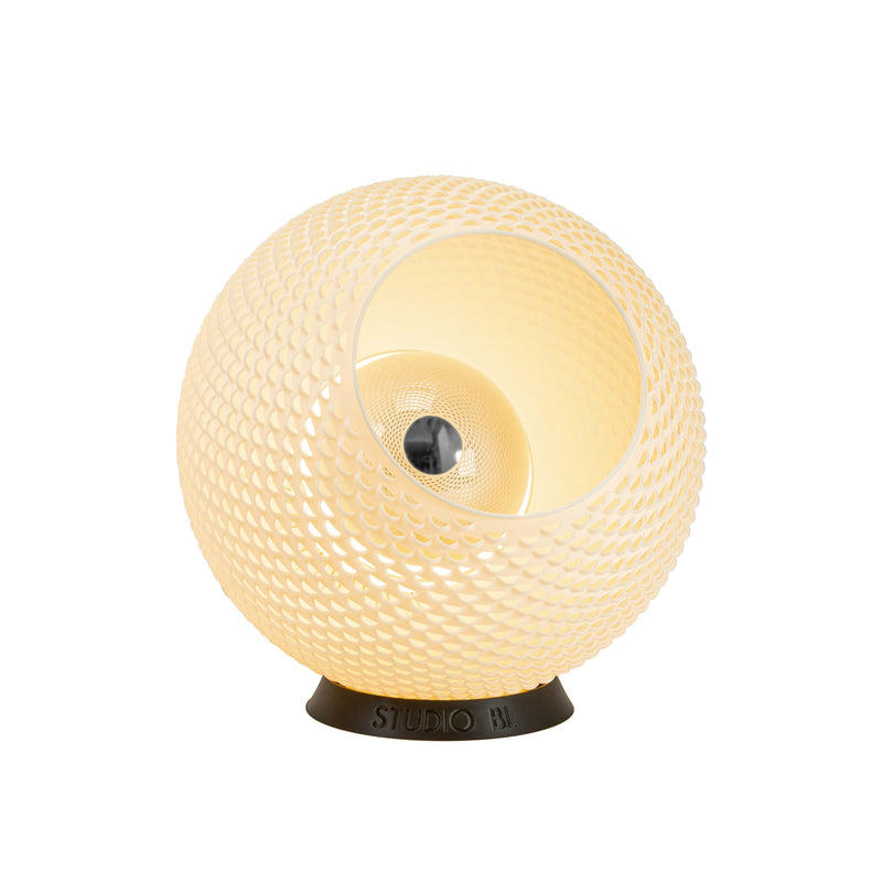 Baguio tafellamp in ecru, 28 cm, schuin vooraanzicht, brandend met warm licht