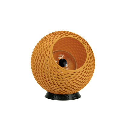 Baguio tafellamp in oker geel, 21 cm, 3D-geprint in Leiden, schuin vooraanzicht, uit