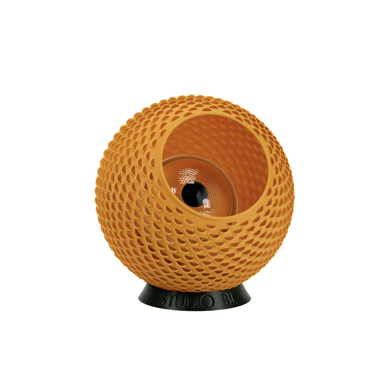 Baguio tafellamp in oker geel, 21 cm, 3D-geprint in Leiden, schuin vooraanzicht, uit