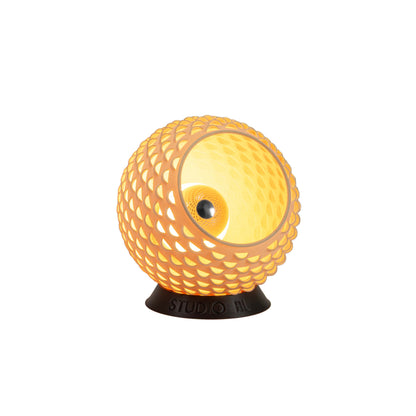 Baguio tafellamp in hout, 14 cm, schuin vooraanzicht, brandend met warm licht