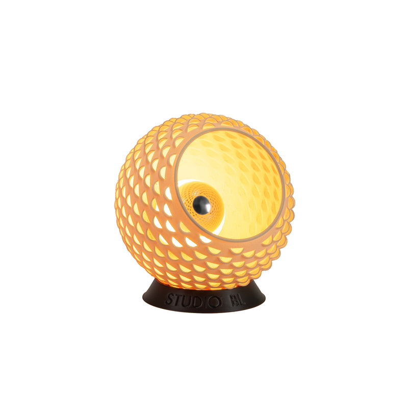 Baguio tafellamp in hout, 14 cm, schuin vooraanzicht, brandend met warm licht