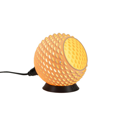 Baguio tafellamp in hout, 14 cm, schuin zijaanzicht, brandend met warm licht