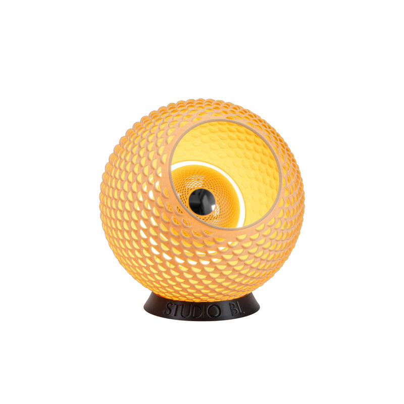 Baguio tafellamp in hout, 21 cm, schuin vooraanzicht, brandend met warm licht