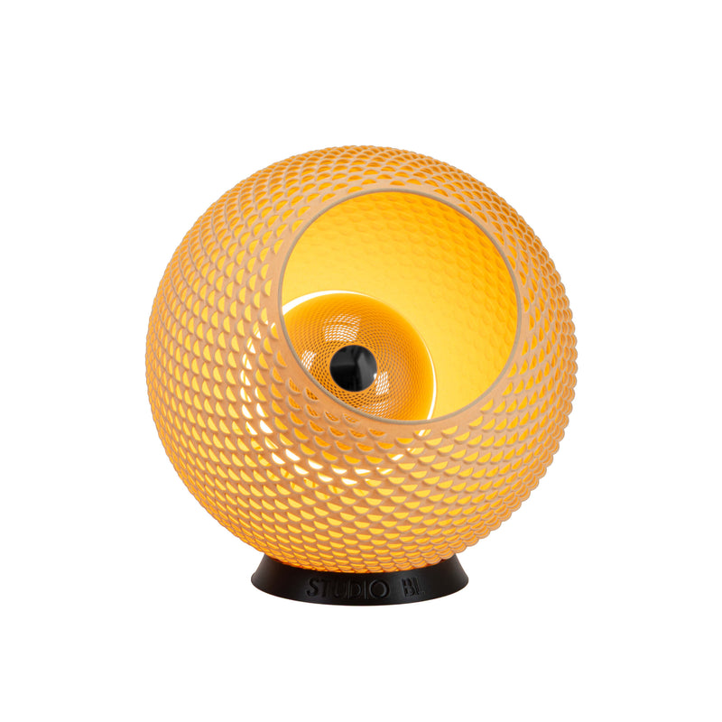 Baguio tafellamp in hout, 28 cm, schuin vooraanzicht, brandend met warm licht