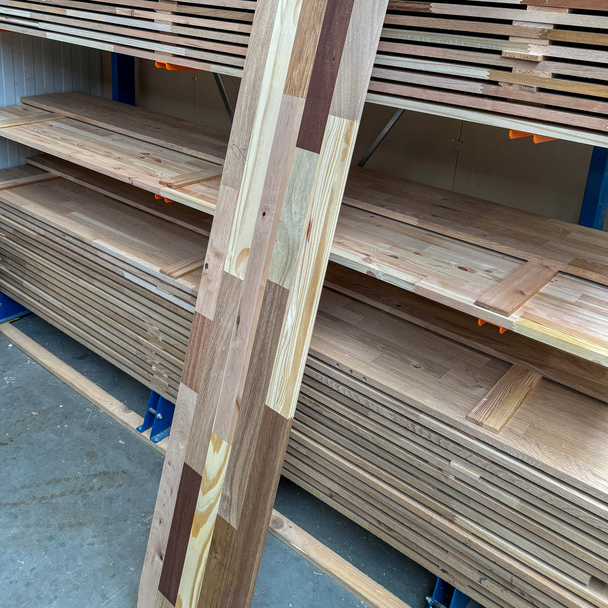 Nieuw verlijmd meubelpaneel van stroken hout uit oude gedemonteerde meuibels.